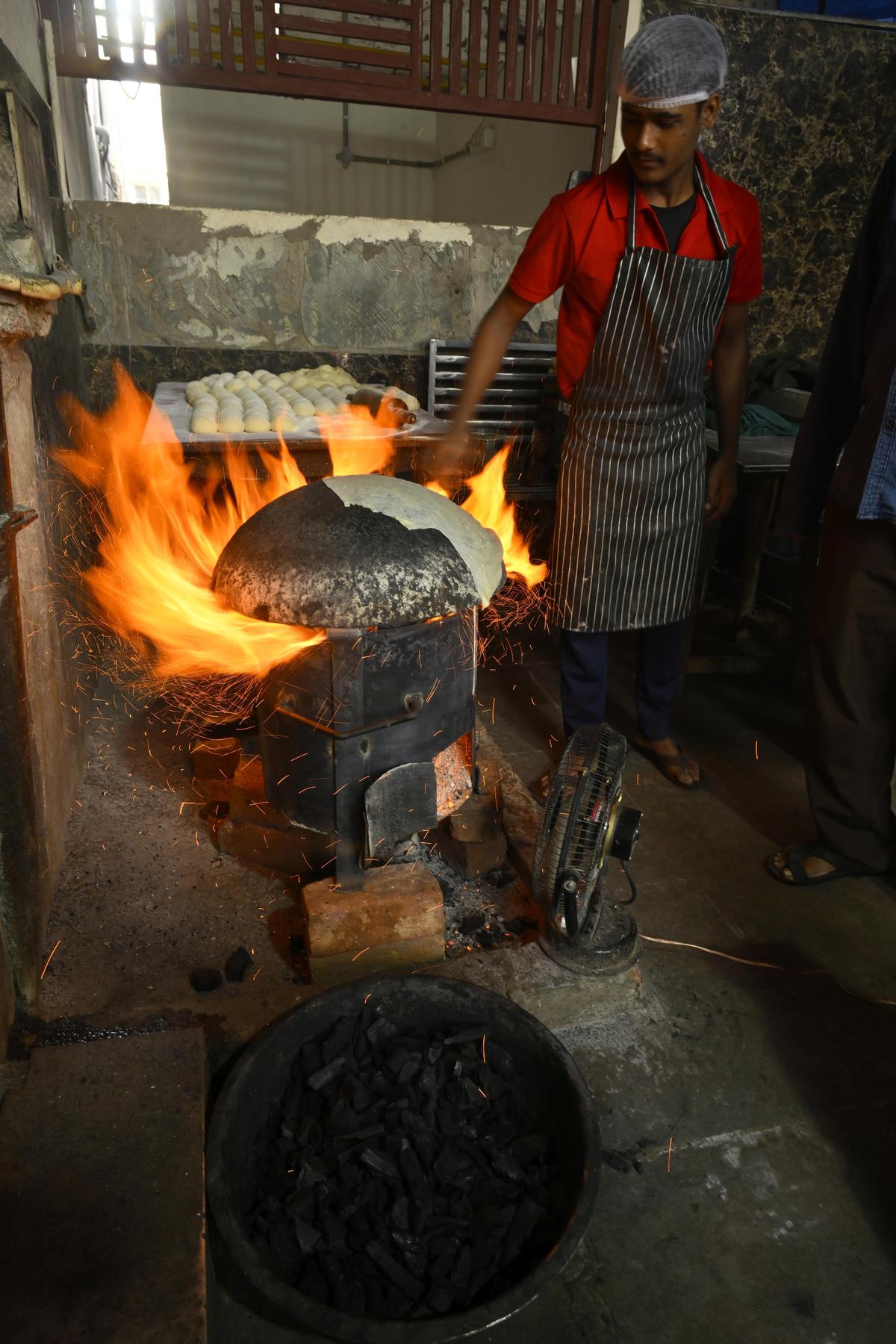 हैदराबाद के मेहदीपट्टनम में एक रेस्तरां में रसोइये एलपीजी की कमी के कारण जलाऊ लकड़ी और कोयले का उपयोग करके बिरयानी तैयार करते हैं। यह संकट पश्चिम एशिया में एक संघर्ष के मद्देनजर आया है जिसने भारत की एलपीजी जीवन रेखा को आपूर्ति करने वाले प्रमुख समुद्री मार्गों को बाधित कर दिया है।
